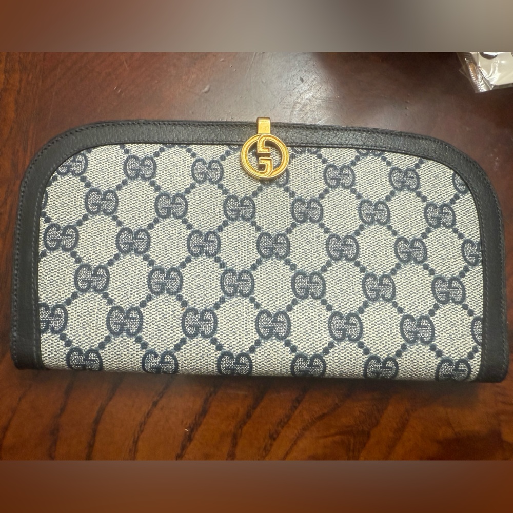 Used in good condition Gucci clutch / wallet - Picture 1 of 16